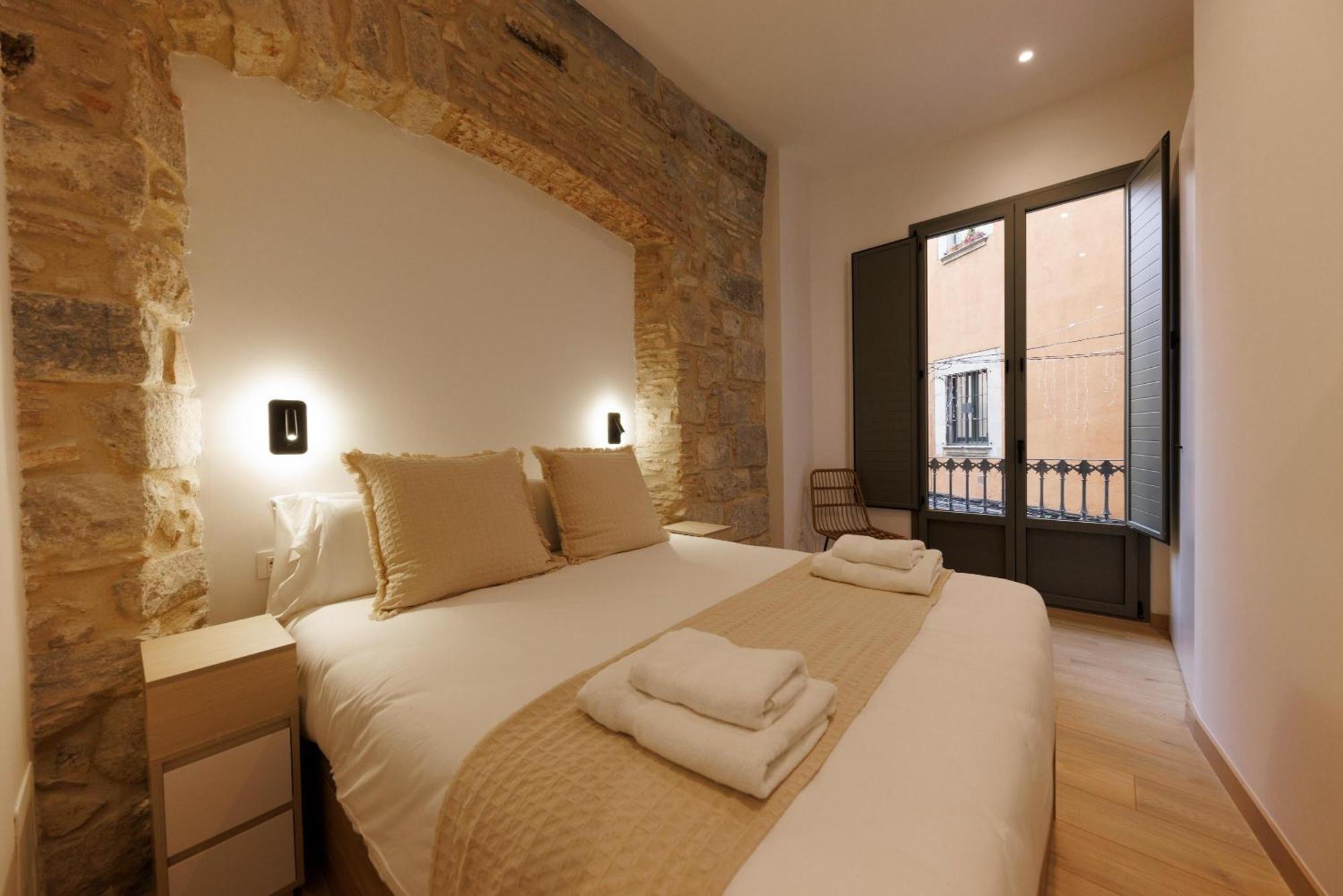 Bravissimo Pont Sant Agusti, Monthly * Gerona